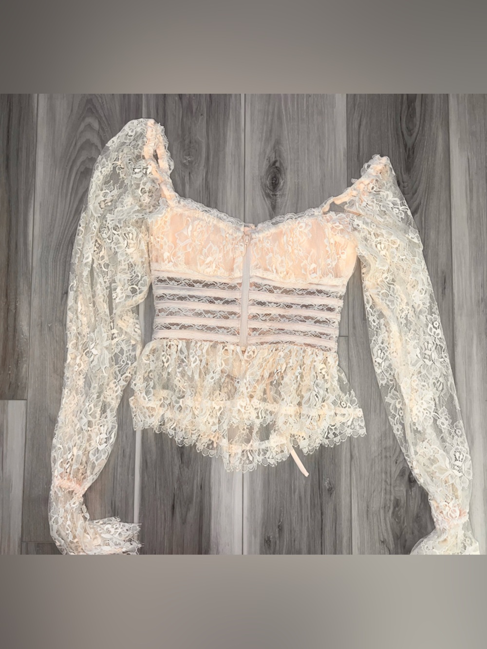 House of CB CARA Vintage Ivory Long Sleeve Lace Peplum Top- size small NWOT ๐ค๐๏ธ - Picture 9 of 12